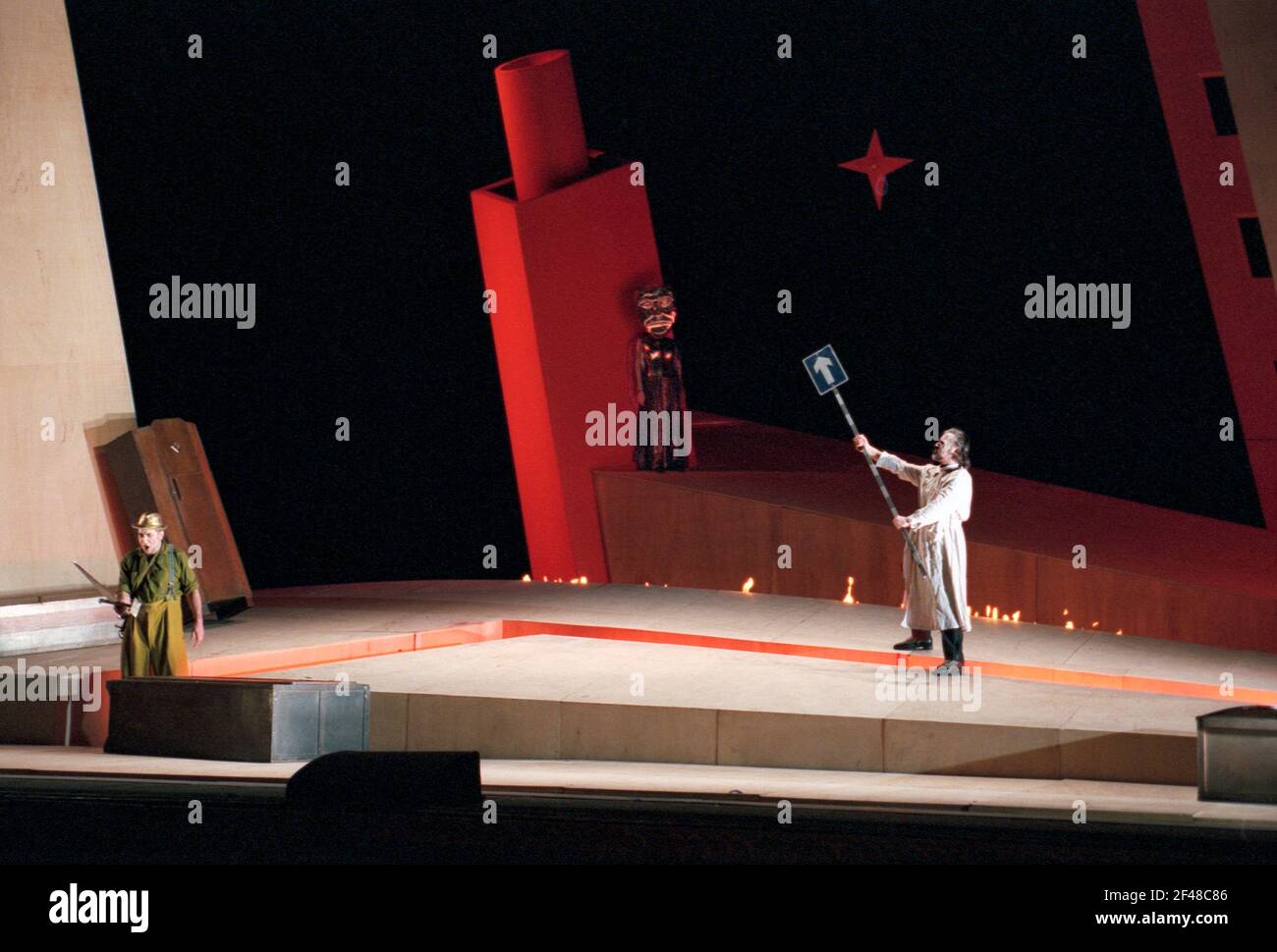 l-r: Siegfried Jerusalén (Siegfried), Anne Evans (Brunnhilde - trasero, dormido bajo el escudo de la máscara), John Tomlinson (Wotan) en SIEGFRIED por Wagner en la Royal Opera, Covent Garden, Londres WC2 27/03/1995 director: Bernard Haitink diseño: Nigel Lowery iluminación: Pat Collins movimiento: Matthew Hamilton director: Richard Jones Foto de stock