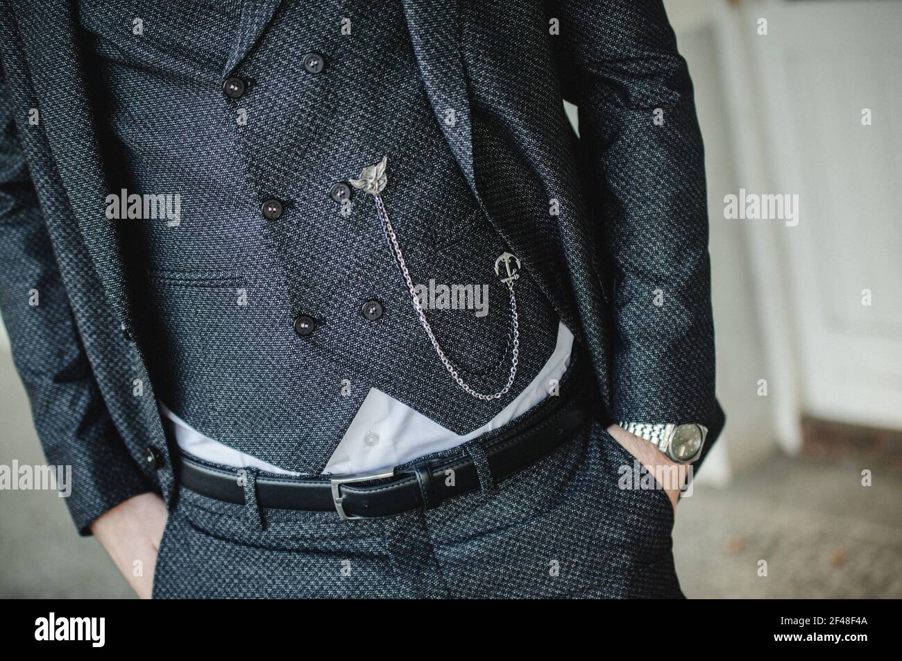 Un torso de un hombre guapo con un elegante traje gris oscuro de 3 piezas;  una cadena colgando en el chaleco Fotografía de stock - Alamy