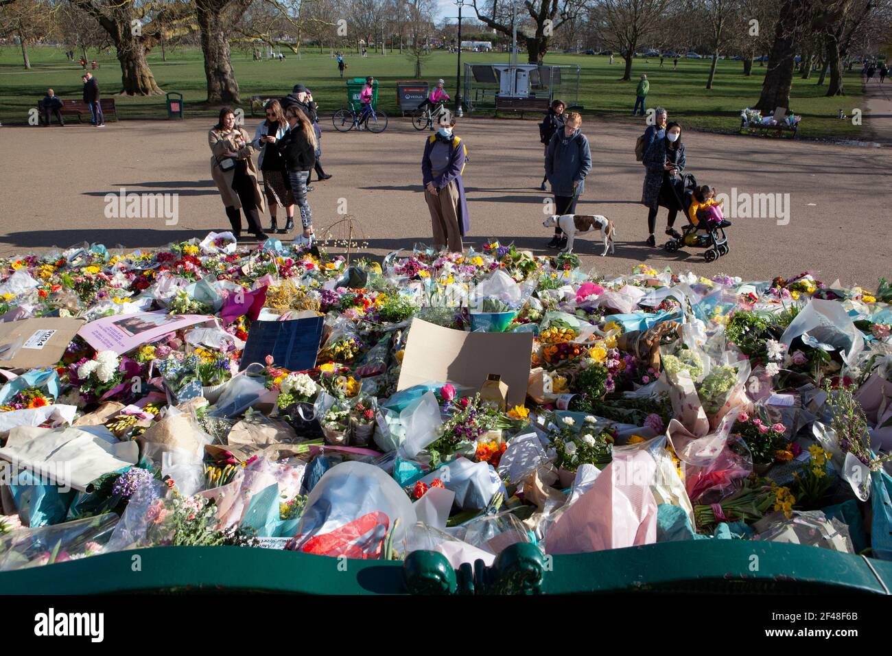 Londres, Reino Unido, 19 de marzo de 2021: El quiosco de música Clapham Common y los árboles y bancos circundantes son el hogar de un santuario de flores, velas y mensajes en memoria de Sarah Everard. Algunos son personales y tristes, otros están enojados y hablan del alto número de mujeres que mueren cada año por hombres. La semana pasada la Policía Metropolitana rompió una vigilia en el lugar. Anna Watson/Alamy Live News Foto de stock