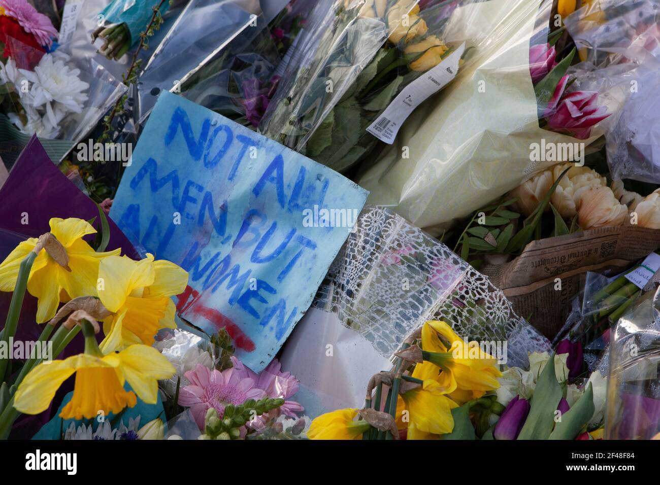 Londres, Reino Unido, 19 de marzo de 2021: El quiosco de música Clapham Common y los árboles y bancos circundantes son el hogar de un santuario de flores, velas y mensajes en memoria de Sarah Everard. Algunos son personales y tristes, otros están enojados y hablan del alto número de mujeres que mueren cada año por hombres. La semana pasada la Policía Metropolitana rompió una vigilia en el lugar. Anna Watson/Alamy Live News Foto de stock