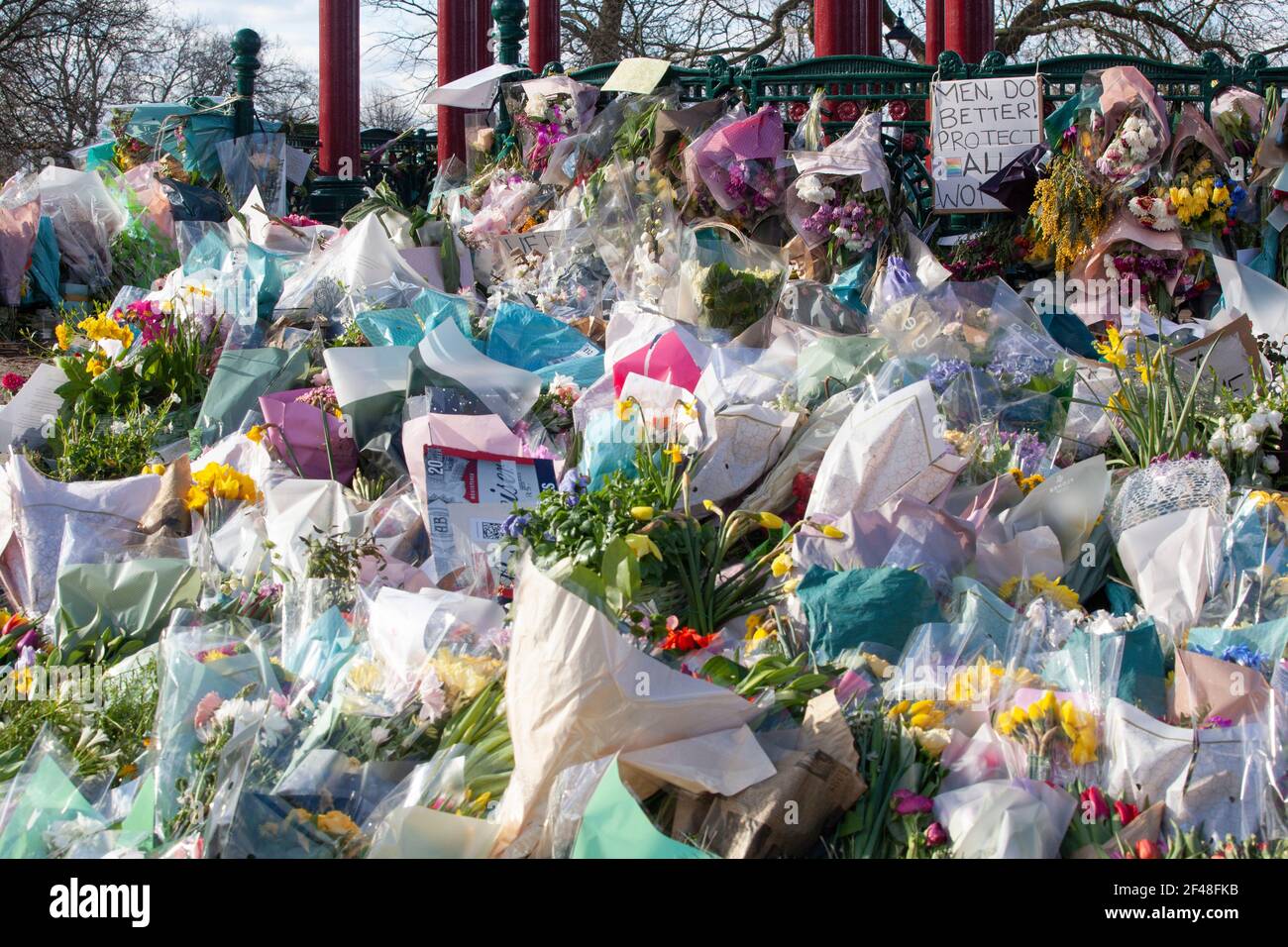 Londres, Reino Unido, 19 de marzo de 2021: El quiosco de música Clapham Common y los árboles y bancos circundantes son el hogar de un santuario de flores, velas y mensajes en memoria de Sarah Everard. Algunos son personales y tristes, otros están enojados y hablan del alto número de mujeres que mueren cada año por hombres. La semana pasada la Policía Metropolitana rompió una vigilia en el lugar. Anna Watson/Alamy Live News Foto de stock