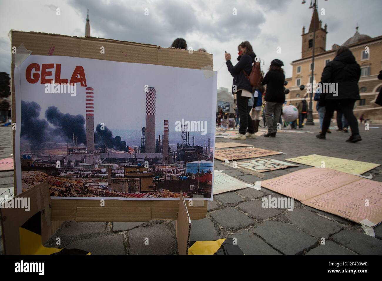 Roma, Italia. 19th de marzo de 2021. Viernes para el futuro Roma celebró una manifestación en la Piazza del Popolo para conmemorar el segundo aniversario de la huelga Global para la manifestación futura. La manifestación, contra el calentamiento global y el cambio climático, se organizó a nivel mundial tras las acciones de los "viernes para el futuro" directamente relacionadas con Greta Thunberg. Crédito: LSF Photo/Alamy Live News Foto de stock