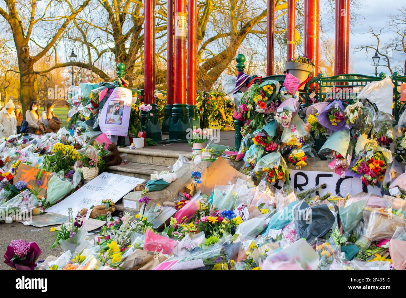CLAPHAM, LONDRES, INGLATERRA- 16 de marzo de 2021: Flores y tributos en Clapham Common Bandstand, en memoria de Sarah Everard Foto de stock