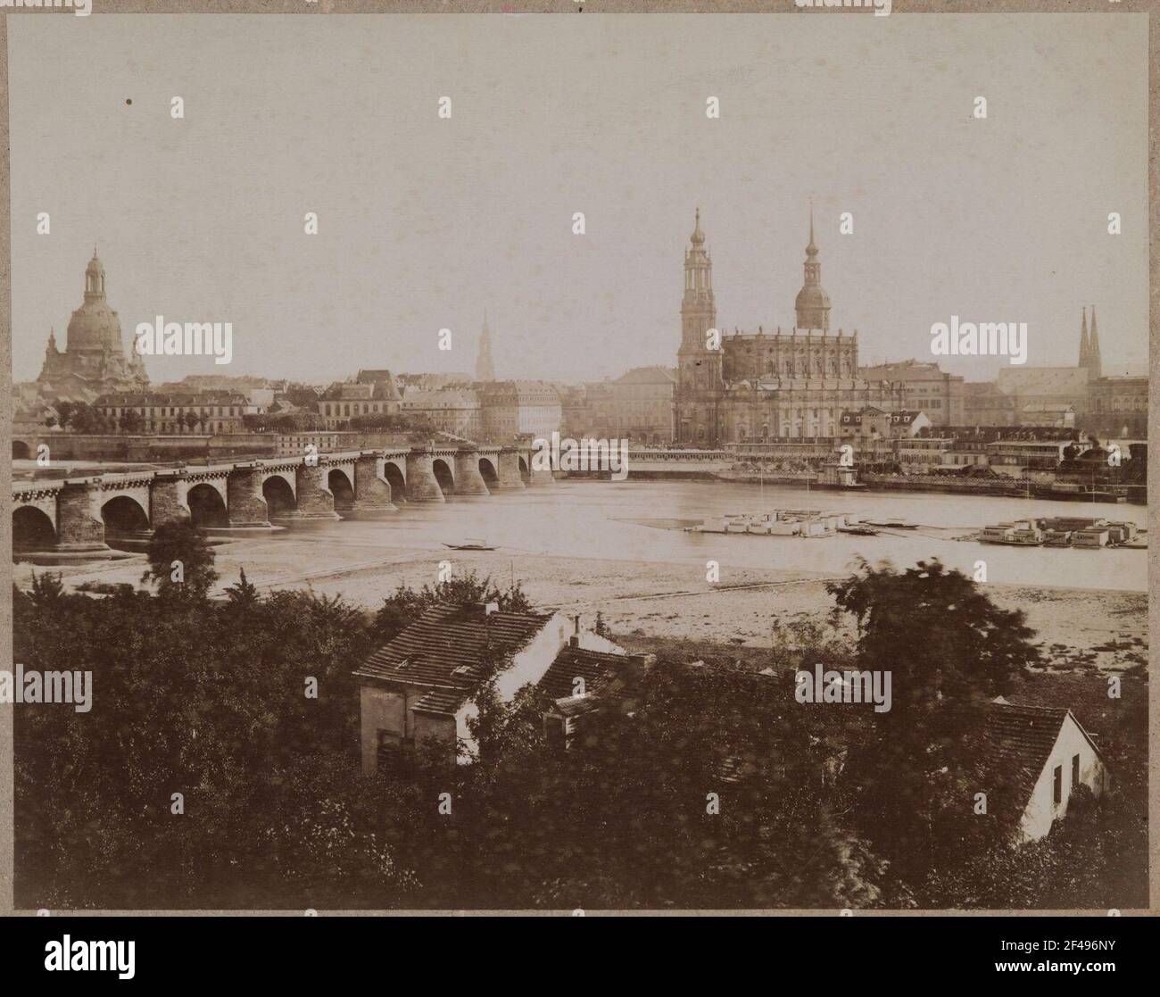 Casco antiguo de Dresde. Vista desde el Neustädter Elbeufer sobre el puente Augustus Foto de stock