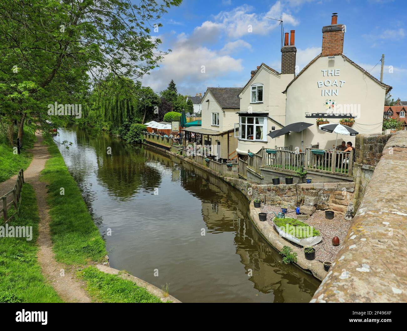 El Boat Inn o pub o casa pública, junto al canal Shropshire Union, Gnosall, Staffordshire, Inglaterra, Reino Unido Foto de stock
