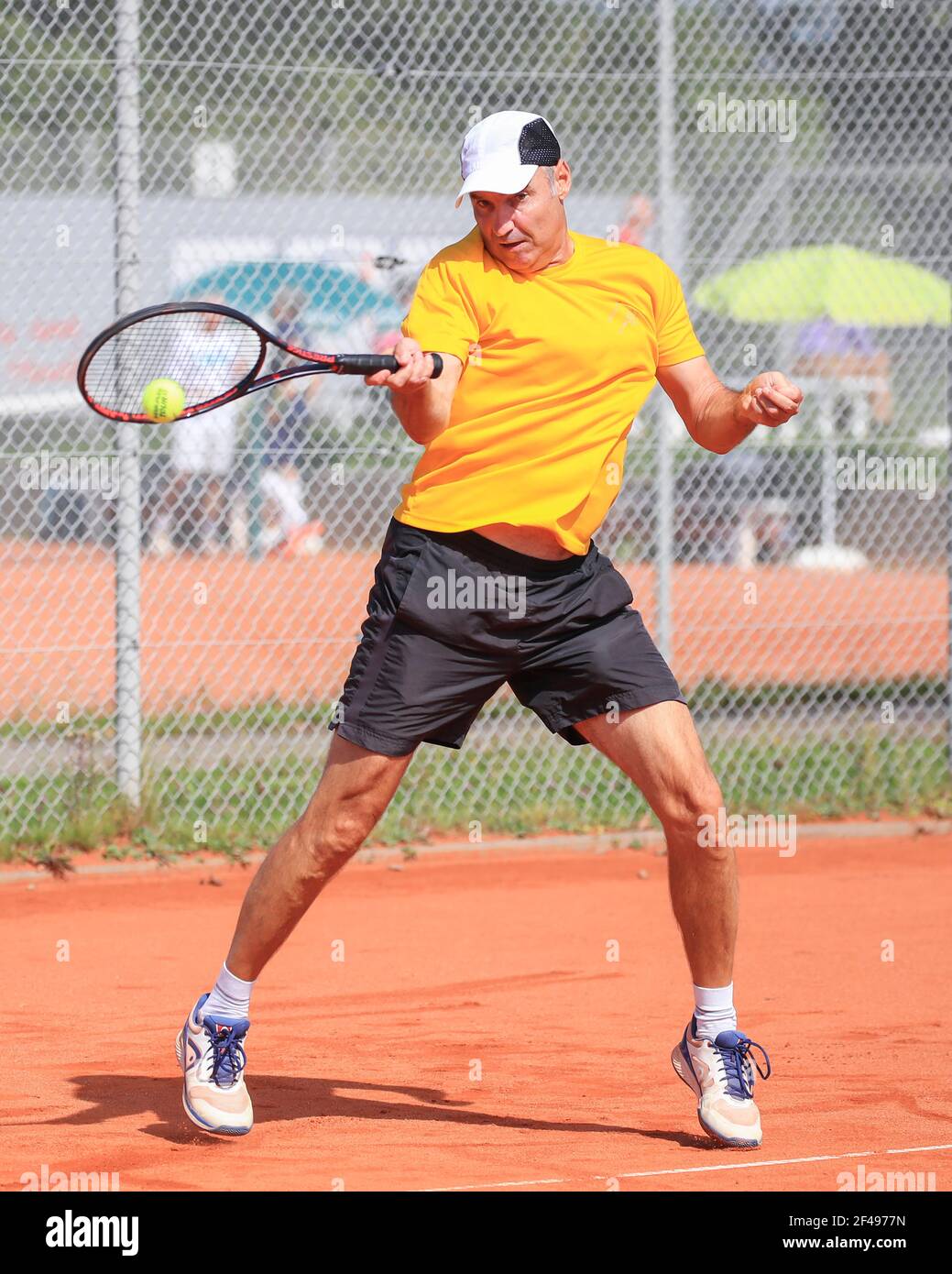 Jugador de tenis masculino en acción en el Abierto Senior de Munich 2020, solteros masculinos MS50, Torneo de Tenis de la ITF para personas mayores Foto de stock