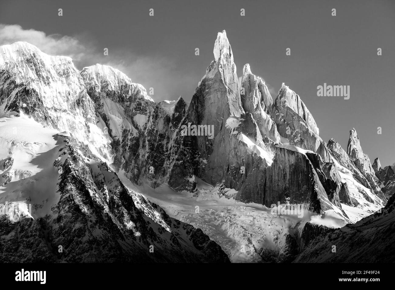Una espectacular montaña con una estrecha cumbre llamada Cerro Torre Foto de stock