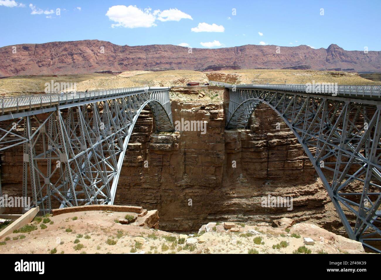 Los puentes Navajo en la Nación Navajo, maravillas de ingeniería, Monumentos nacionales, peatón a la izquierda, tráfico a la derecha, Arizona, EE.UU. Foto de stock