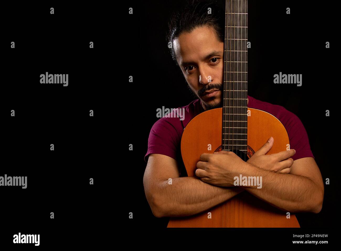 Fondo negro hombre fotografías e imágenes de alta resolución Alamy