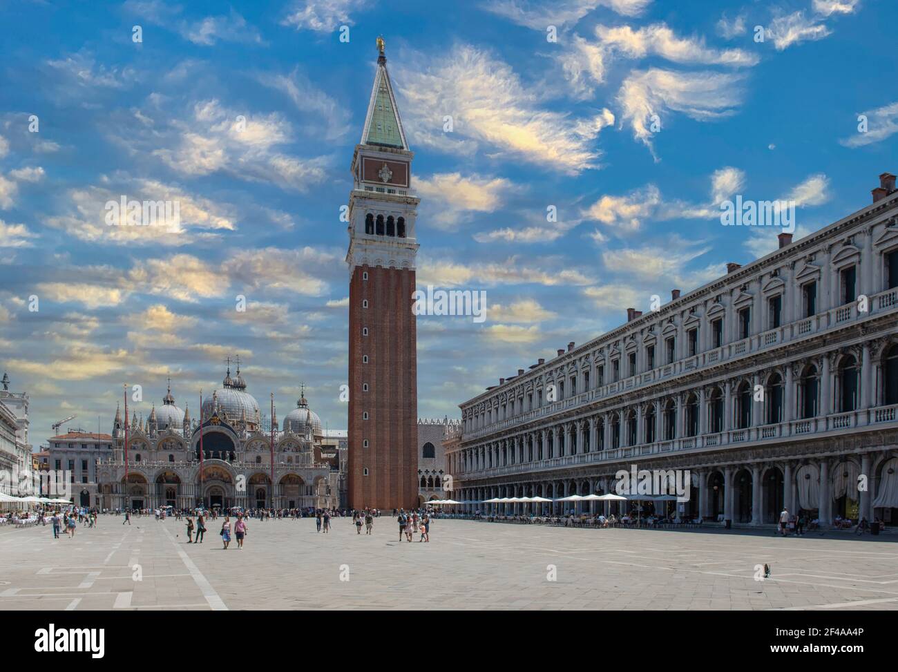 venecia italia 18 2020 de julio: basílica de san marco de venecia en un día claro y soleado Foto de stock