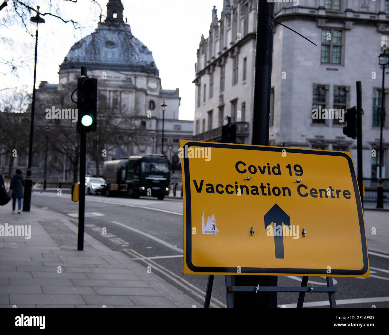 Londres, Reino Unido, 19th Mar 2021, Centro de vacunación Covid-19 firmar crédito: Loredana Sangiuliano/Alamy Live News Foto de stock