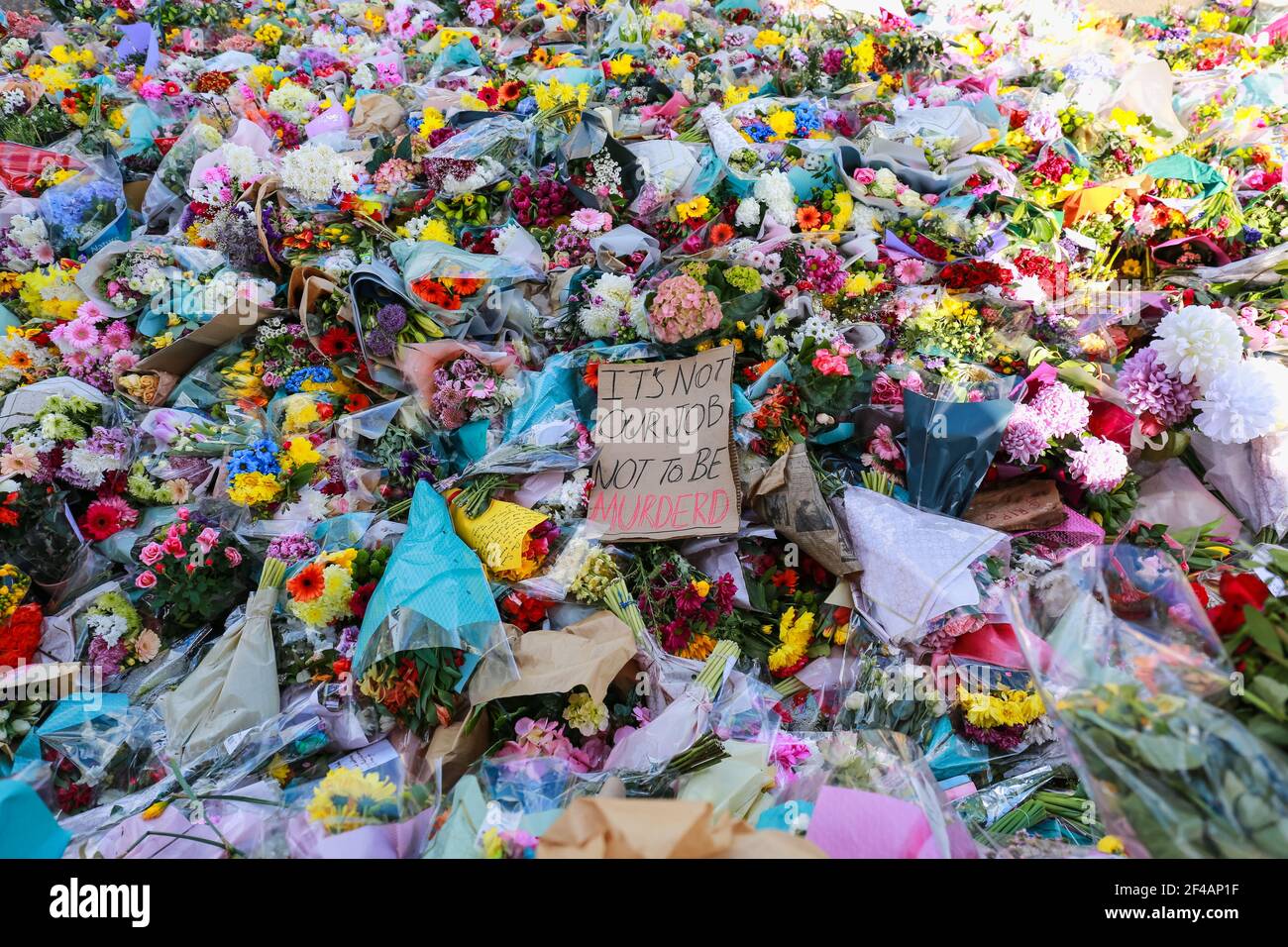 Londres, Reino Unido. 19 de marzo de 2021. La gente rinde homenaje y flores a Sarah Everard en Bandstand en Clapham Common. Crédito: Waldemar Sikora Foto de stock