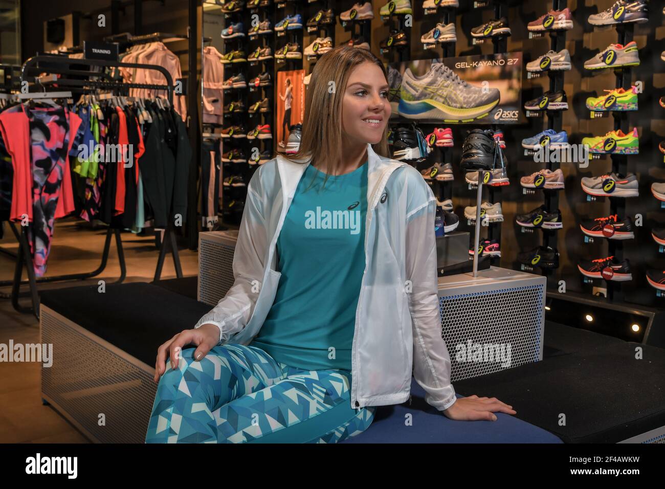 Skopje, Norte de Macedonia - 12 de marzo de 2021: Tienda ASIC en Skopje,  Norte de Macedonia. Chica foto modelo vestido con ropa deportiva y  zapatillas de deporte ASICS GEL Fotografía de stock - Alamy