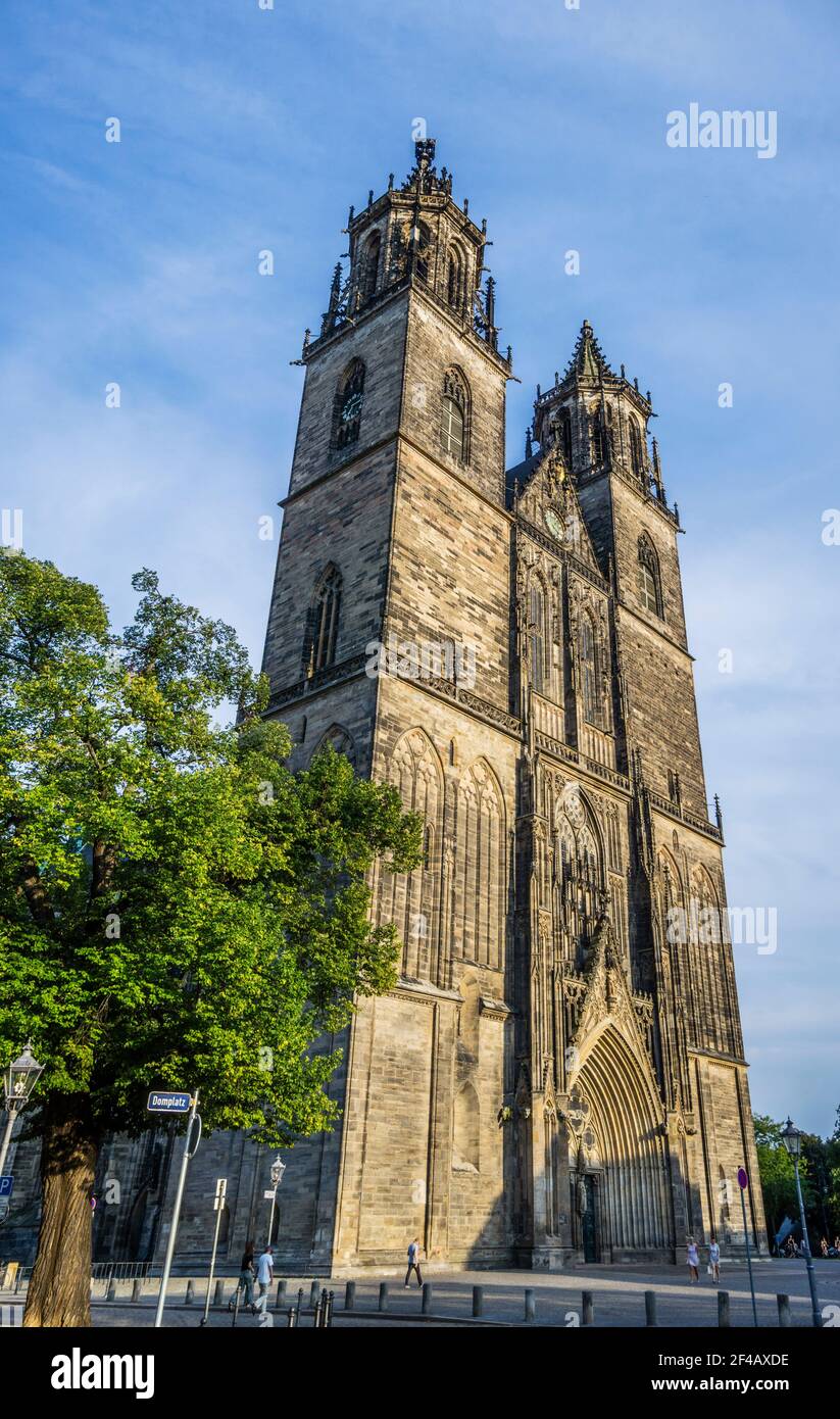 Vista frontal de la fachada oeste de la catedral gótica de Magdeburg, Magdeburg Sajonia-Anhalt, Alemania Foto de stock