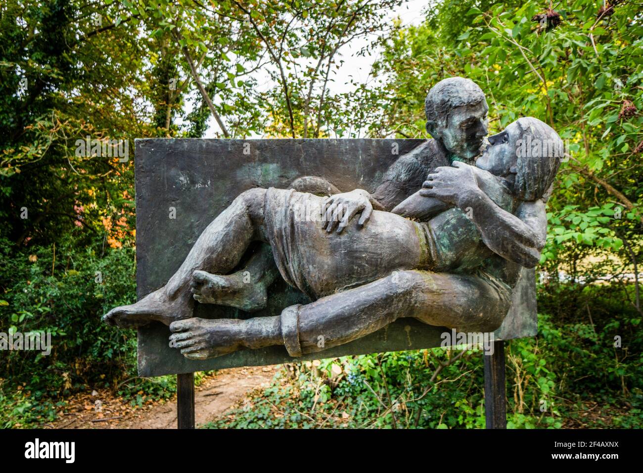 Escultura de bronce titulada 'Lovers' por Christa Collector, parque de escauptura Magdeburg, Sajonia-Anhalt, Alemania Foto de stock