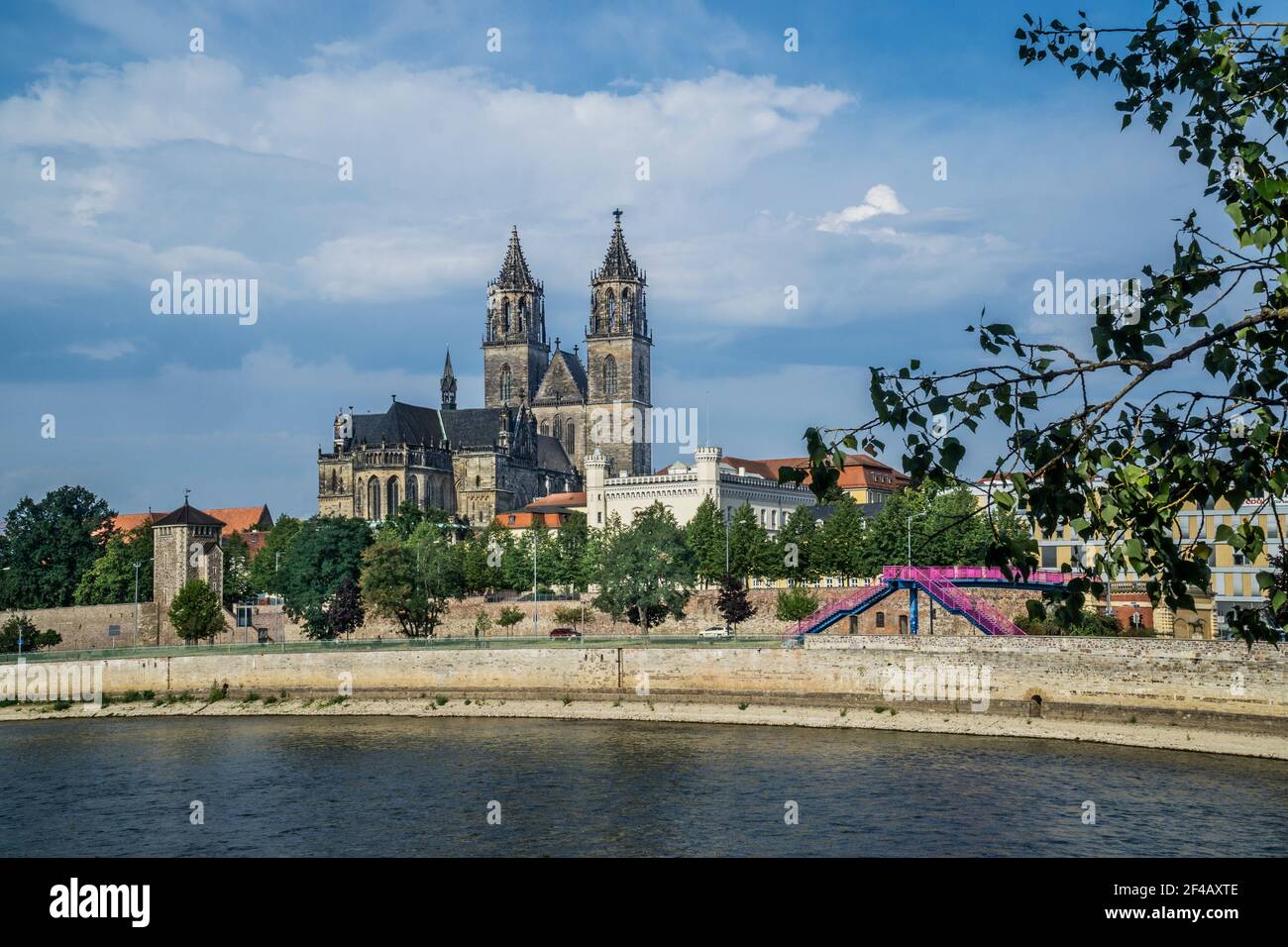Vista de Magdeburg a través del río Elba, con las antiguas murallas de la ciudad y la catedral de Magdeburg, Sajonia-Anhalt, Alemania Foto de stock