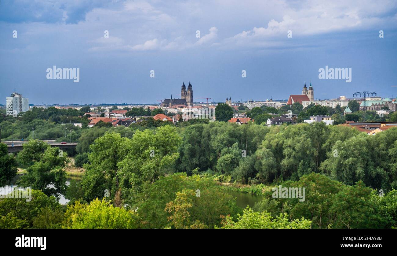 Vista de Elbauenpark y la ciudad de Magdeburg desde la cima de la torre del milenio, Sajonia-Anhalt, Alemania Foto de stock