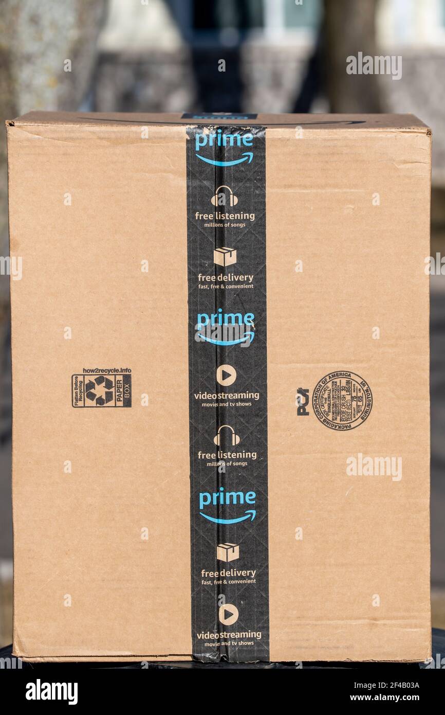 El paquete de Amazon muestra la etiqueta con la etiqueta de entrega gratuita  y de primera calidad Fotografía de stock - Alamy