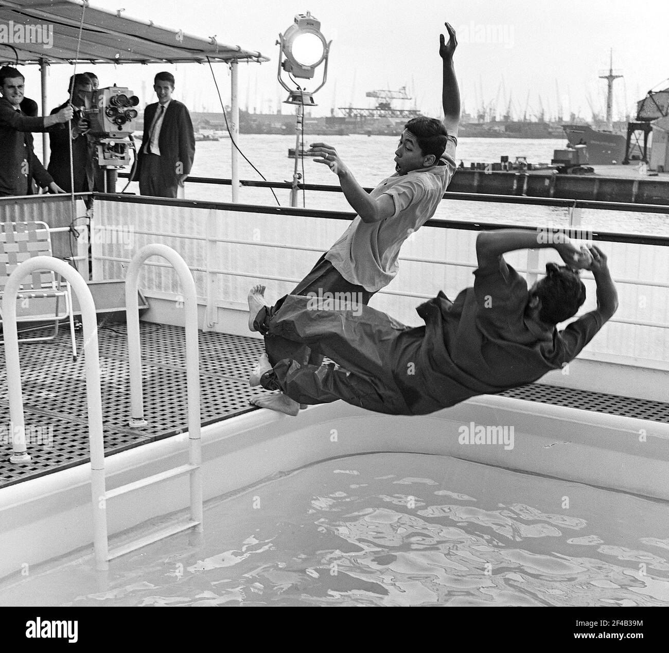 Programa de la televisión alemana realizados por artistas holandeses diamantes azules saltar en agua fecha 8 de agosto de 1963 Foto de stock