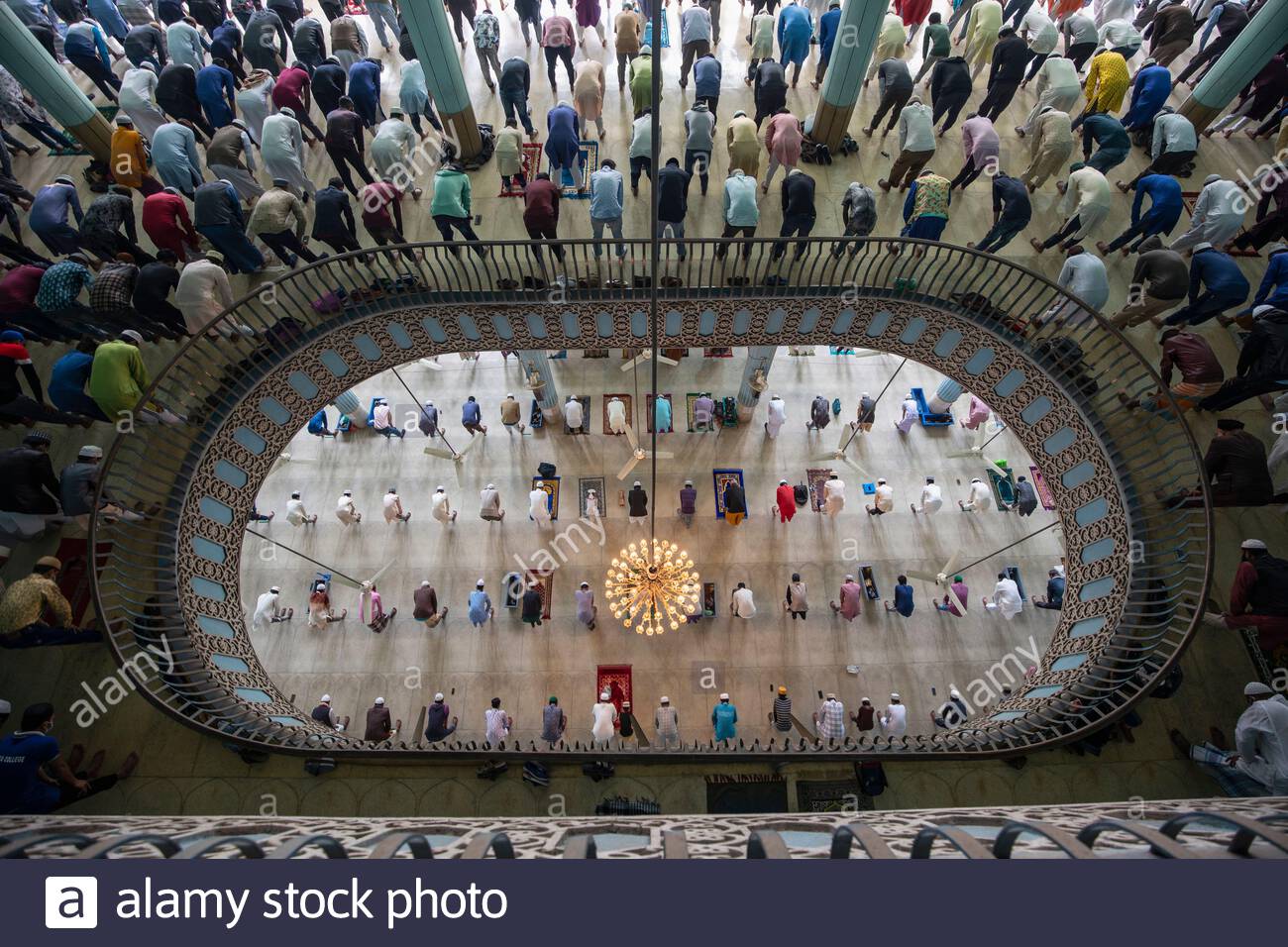 Miles de personas se reúnen para rezar en varios pisos de una de las mezquitas más grandes del mundo en Dhaka, Bangladesh. Foto de stock