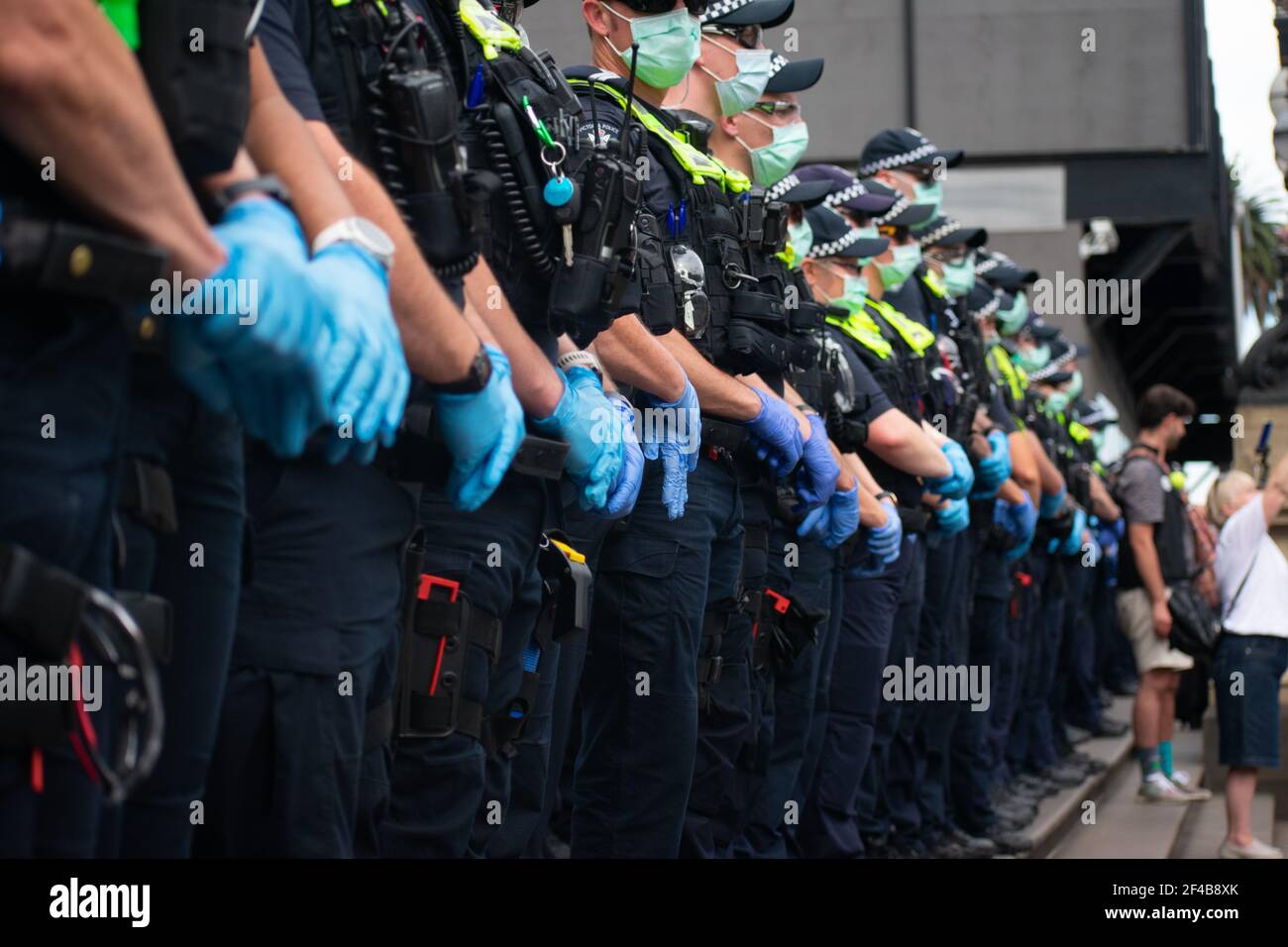 Melbourne, Australia. 20th de marzo de 2021. Guardia policial del Parlamento contra una protesta mundial por la libertad contra la vacunación COVID-19. Marzo de 20, Melbourne, Australia. Crédito: Jay Kogler/Alamy Live News Foto de stock