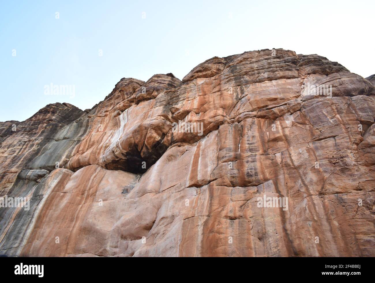 Montañas de roca de piedra roja en Badami, Karnataka Foto de stock