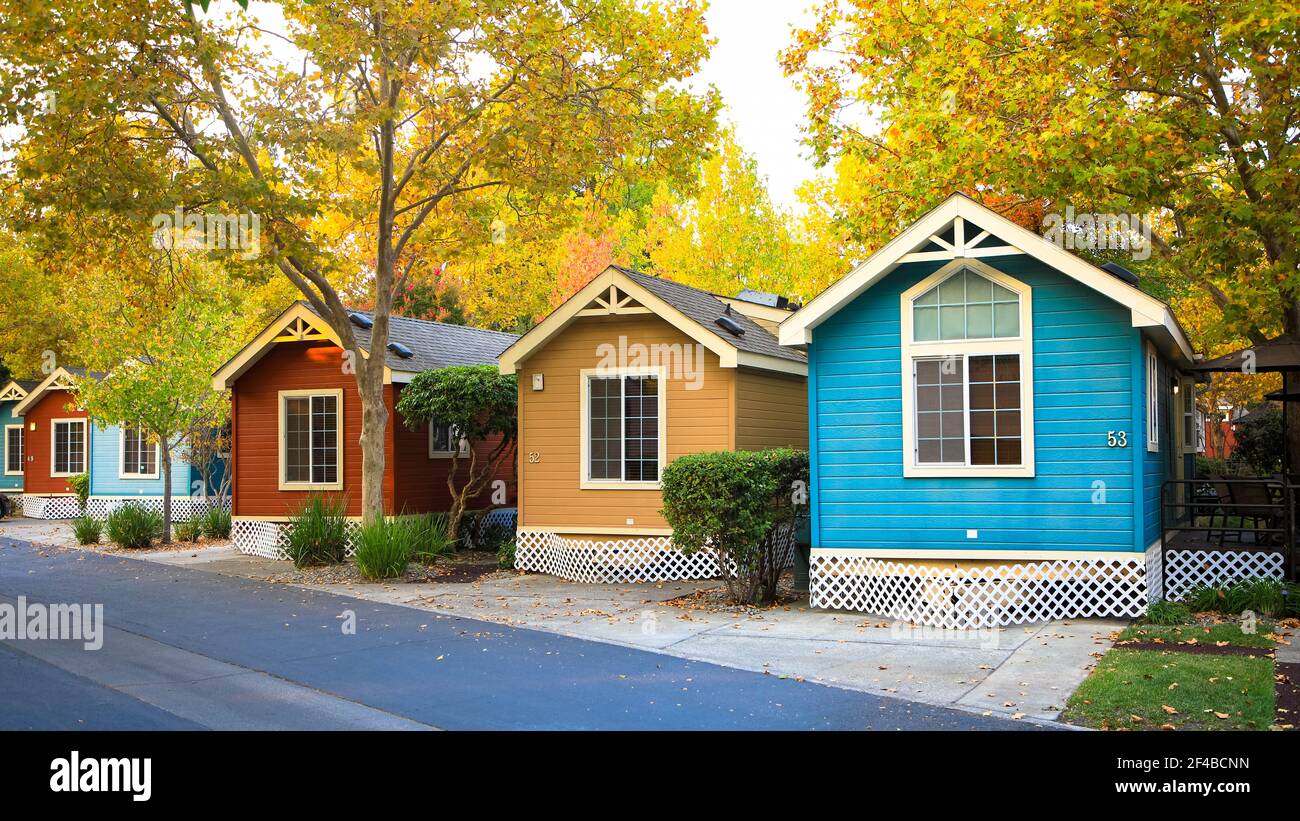 Casas de madera multicolor en una fila, Napa Valley, California, Estados Unidos Foto de stock