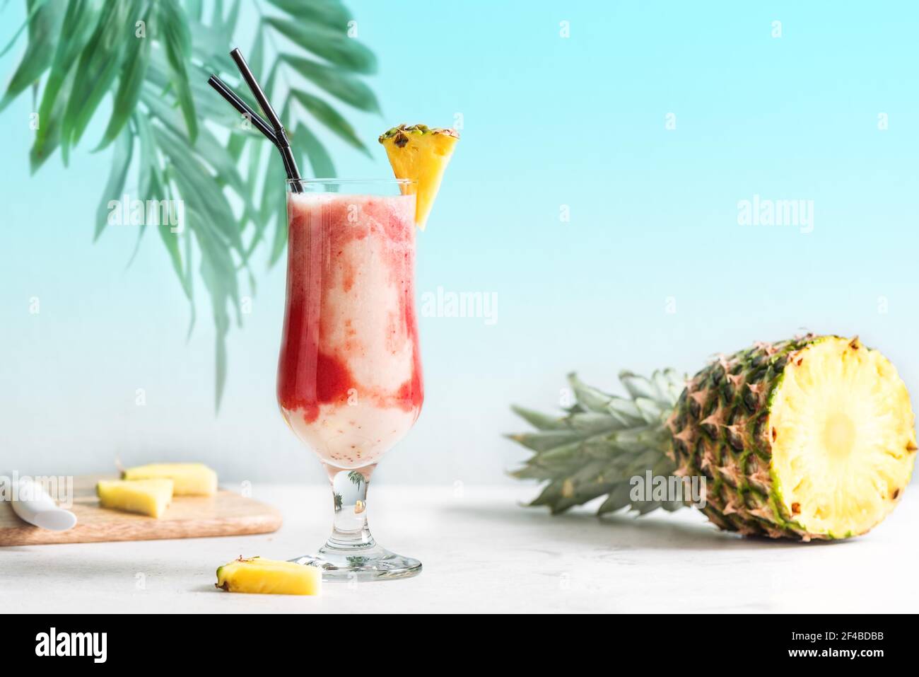 Cóctel Lava Flow - deliciosa bebida tropical de verano con ron, fresa,  crema de coco y jugo de piña. Copa de cóctel hawaiano en bac ligero  Fotografía de stock - Alamy