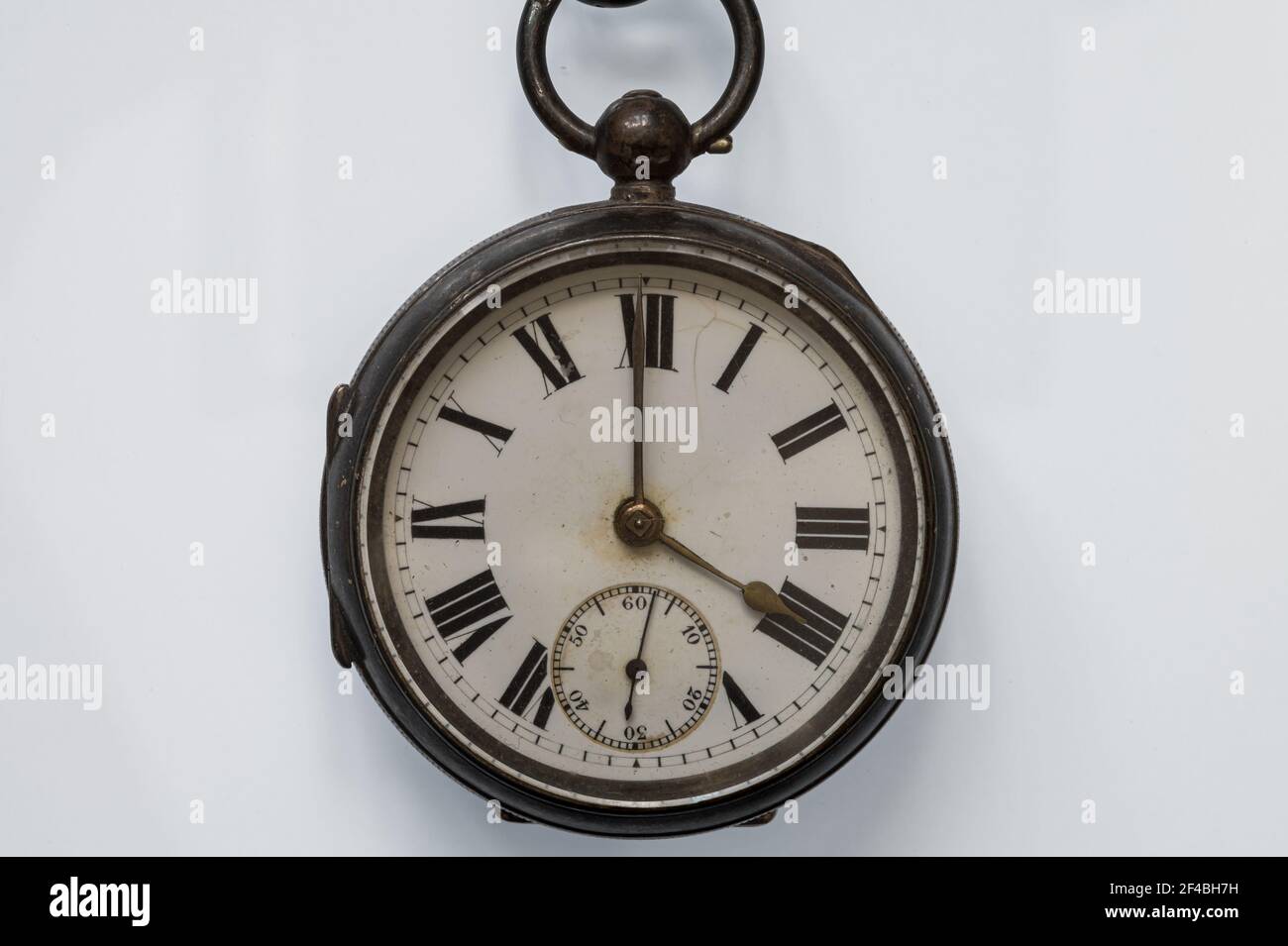 Adecuado soborno impermeable Antiguo reloj de bolsillo con números romanos sobre un fondo blanco  Fotografía de stock - Alamy