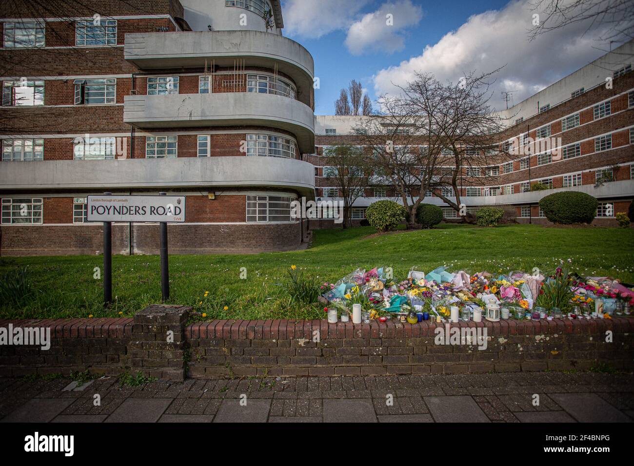 LONDRES, INGLATERRA - MARZO 19: Signo y Flores en memoria de Sarah Everard a lo largo de la carretera Poynders A205, en el cruce con Cavendish Road en Clapham, Foto de stock