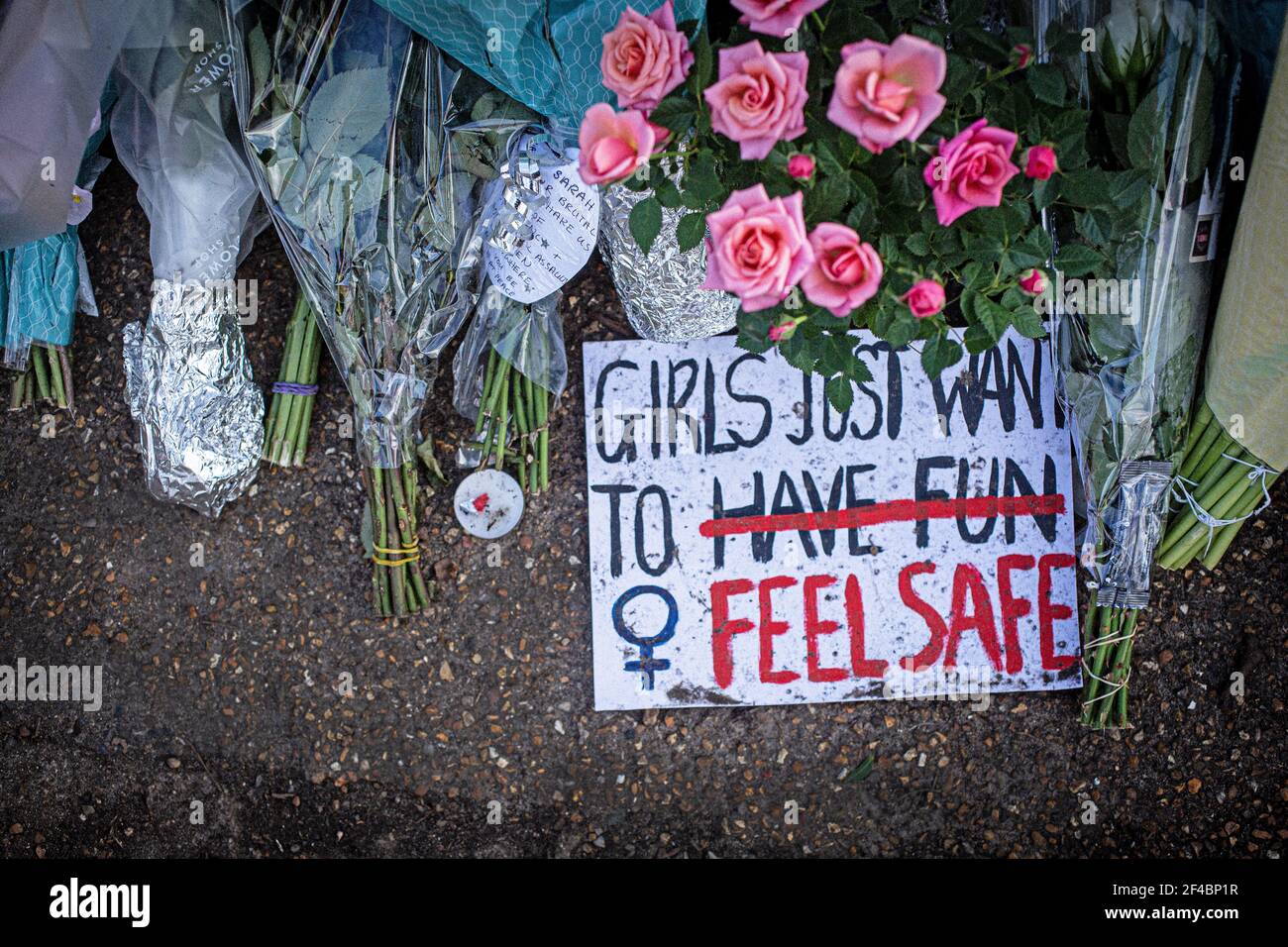 Signo y flores en memoria de Sarah Everard en Clapham Common, Londres Reino Unido. Foto de stock
