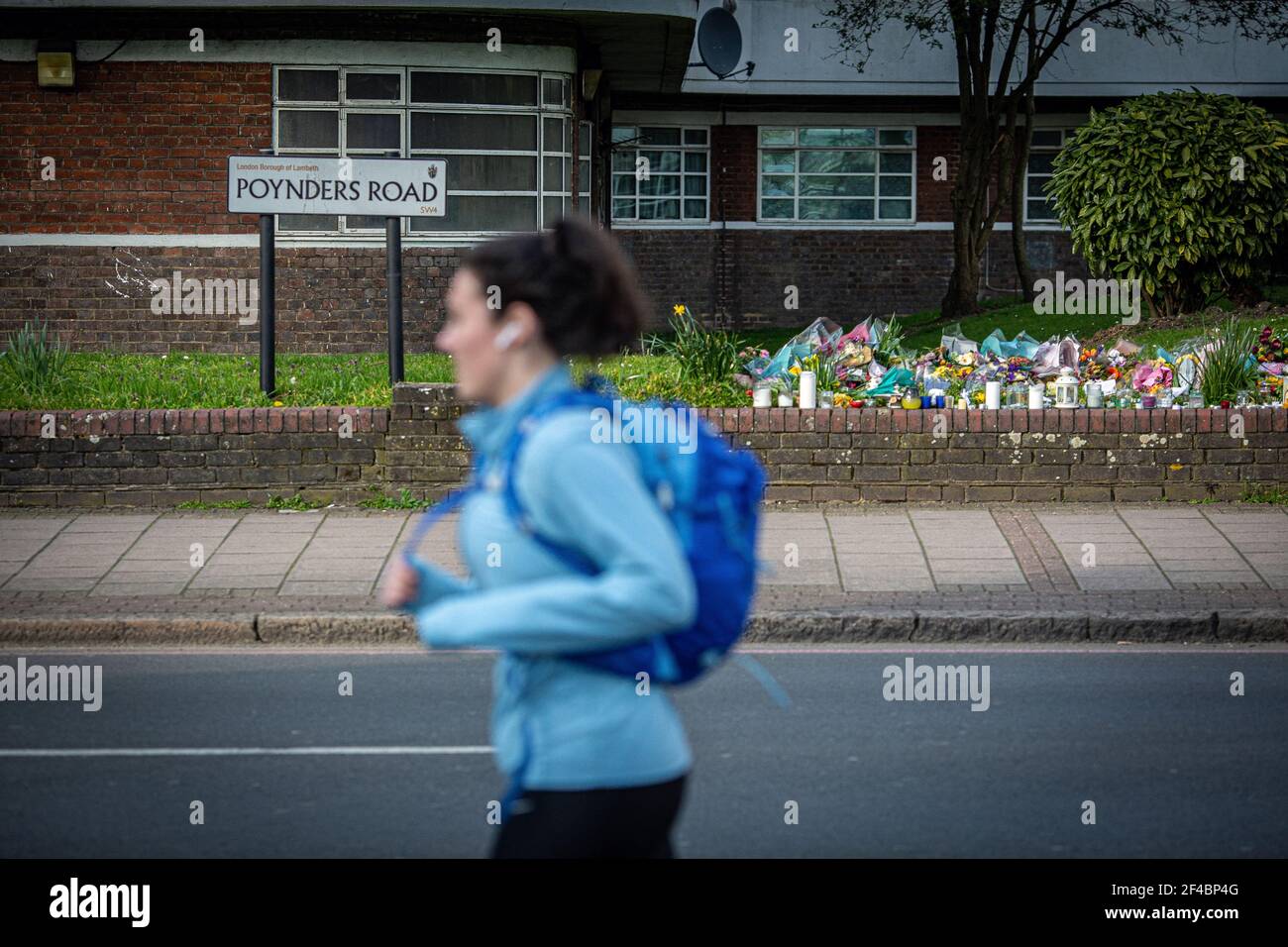 Una mujer corre a lo largo de la carretera Poynders A205 en Clapham, al sur de Londres, después de que se descubrió el CCTV de la mujer desaparecida Sarah Everard, de 33 años. Sarah dejó a un amigo Foto de stock