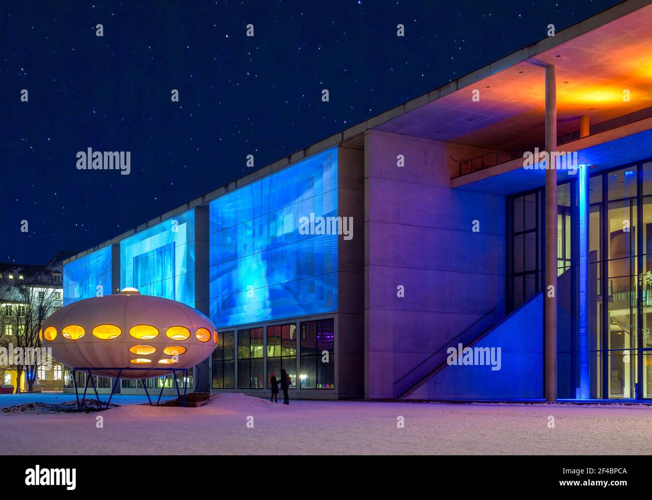 OVNI delante del Pinakothek der Moderne, Munich, Baviera, Alemania, Europa Foto de stock