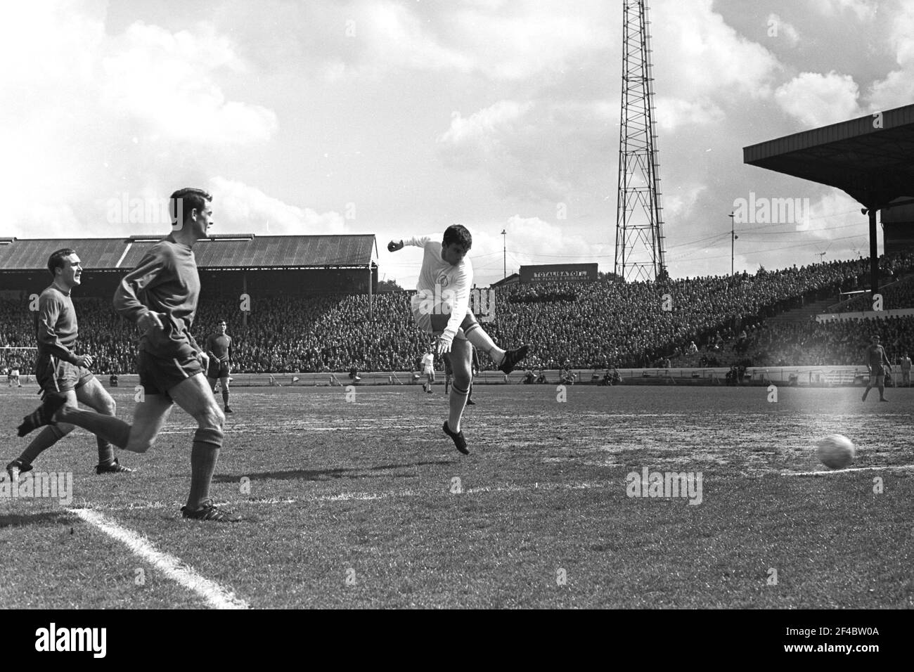 Foto del archivo fechada 06-05-1967 de Peter Lorimer anota el primer gol de Leeds United contra Chelsea. Fecha de emisión: Sábado 20 de marzo de 2021. Foto de stock
