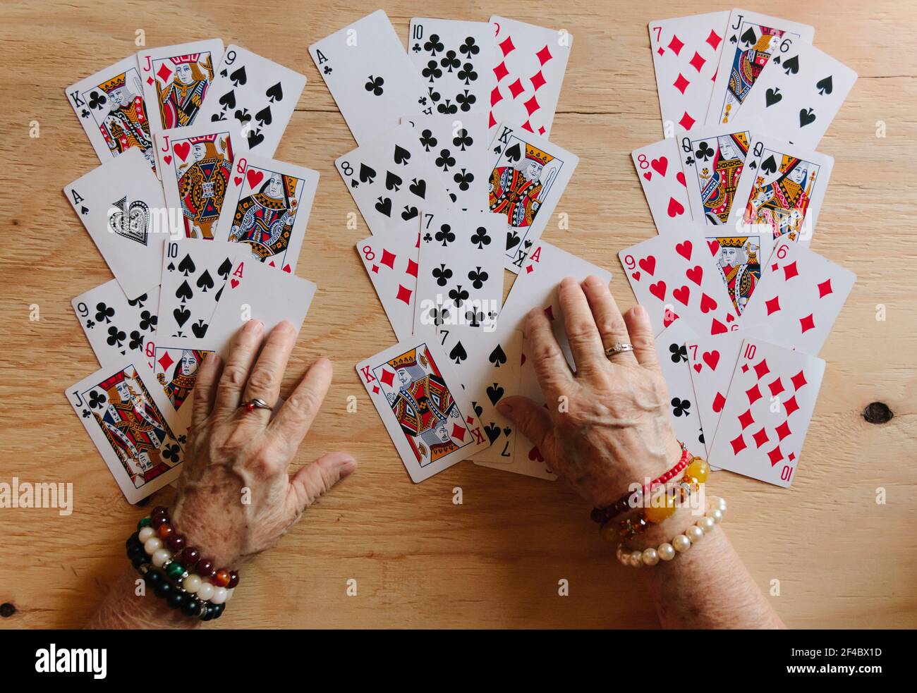 Old Lady Playing Cards Fotos E Imagenes De Stock Alamy