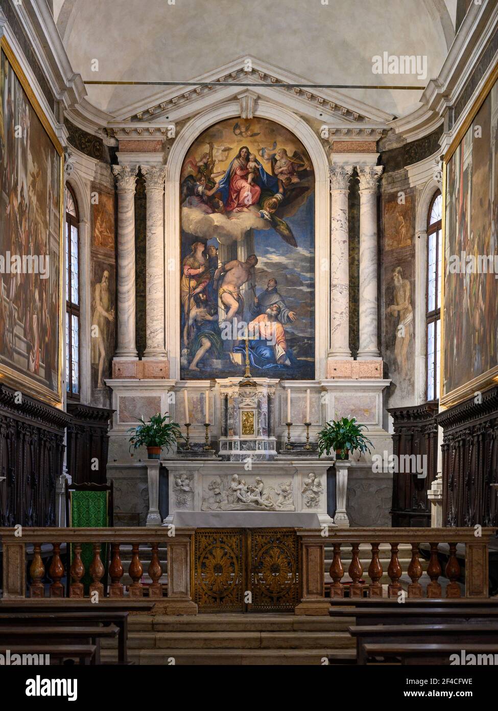 Venecia. Italia. Chiesa di San Sebastiano (Iglesia de San Sebastián), el retablo alto, que representa a la Virgen y el Niño en Gloria con los Santos Sebastián Foto de stock