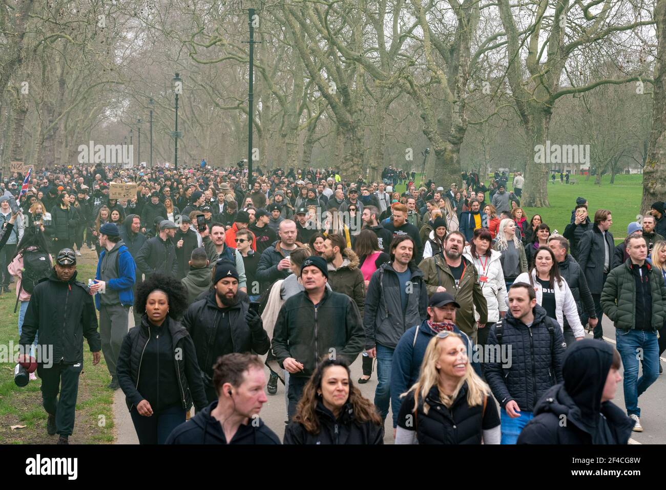 Westminster, Londres, Reino Unido. 20th de marzo de 2021. Una marcha de protesta contra el bloqueo está en marcha en Londres. Los manifestantes se reunieron en Hyde Park antes de marcharse a través del parque y salir, bloqueando el tráfico en Park Lane y más allá Foto de stock