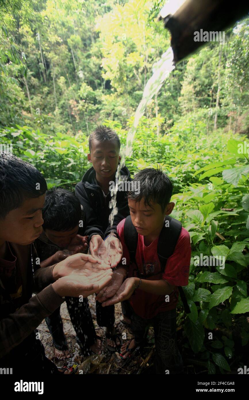 Niños en una instalación rural de fuentes de agua en la regencia de Kerinci, provincia de Jambi, Sumatra, Indonesia. Alrededor de 2,2 millones de personas, o el 29% de la población mundial, carecían de un servicio de agua potable gestionado de forma segura en 2017, según la publicación de ONU agua en su Resumen de progreso 2021, publicada el 1 de marzo de 2021 en Ginebra. Foto de stock