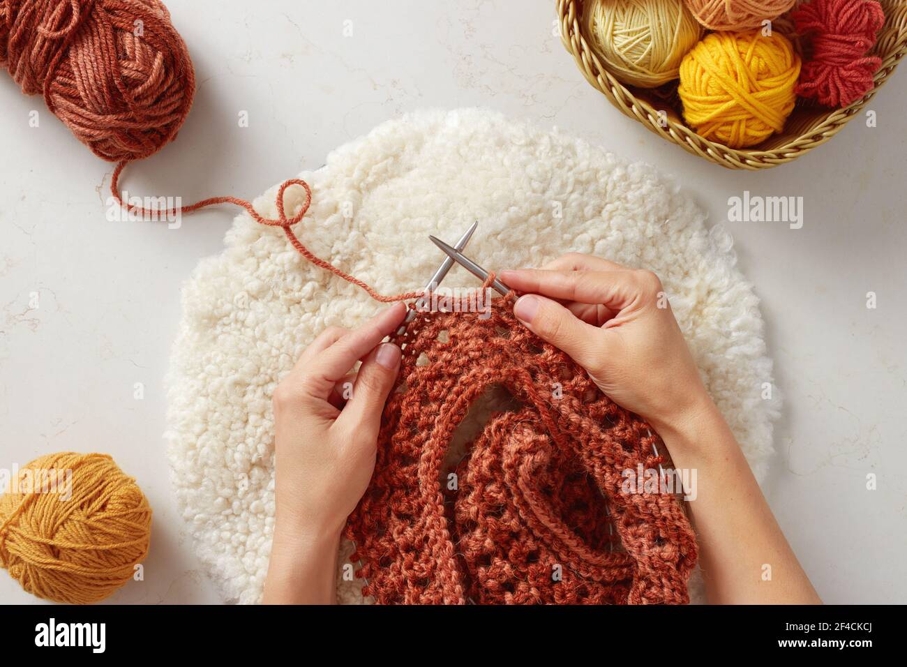 Mujer manos bufanda tejiendo con agujas e hilo Foto de stock