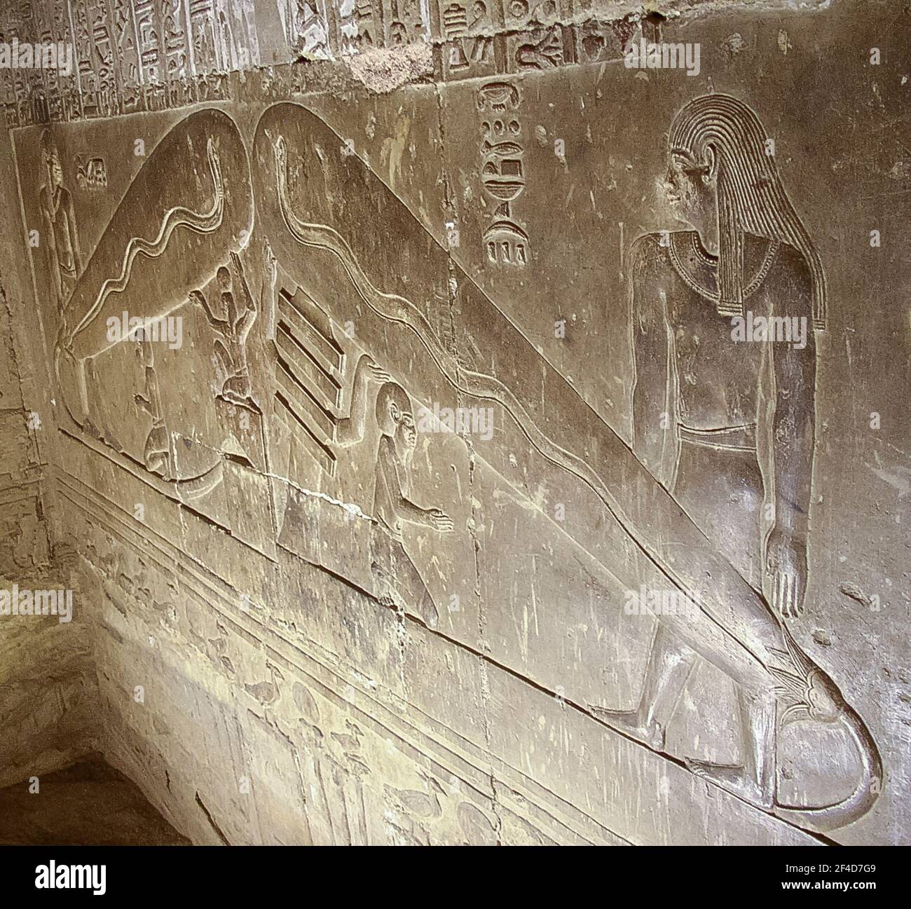 Egipto, Dendera templo, en una cripta, extraña escena llamada "bombilla", a  veces (erróneamente) visto como una prueba de que los antiguos egipcios  conocían la electricidad Fotografía de stock - Alamy