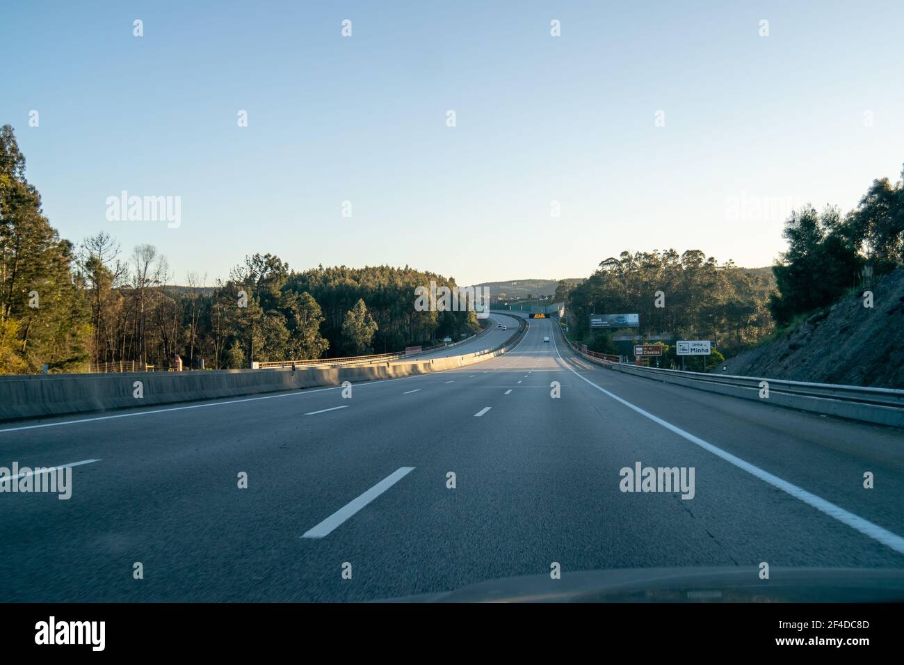 Conducir o viajar en autopistas o autopistas. Autopistas portuguesas de Brisa Auto-estradas de Portugal. Coche viajando por la autopista A3. Foto de stock