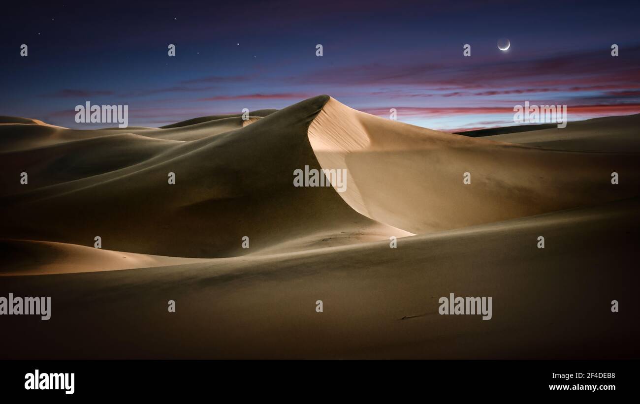 Espectacular cielo sobre las dunas de arena de Mesquite Flat al amanecer, Valle de la muerte, California, Estados Unidos Foto de stock