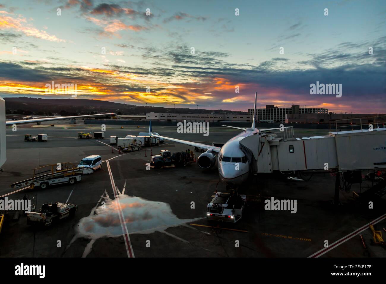Avión comercial preparado para el vuelo. San Francisco, California, Estados Unidos Foto de stock