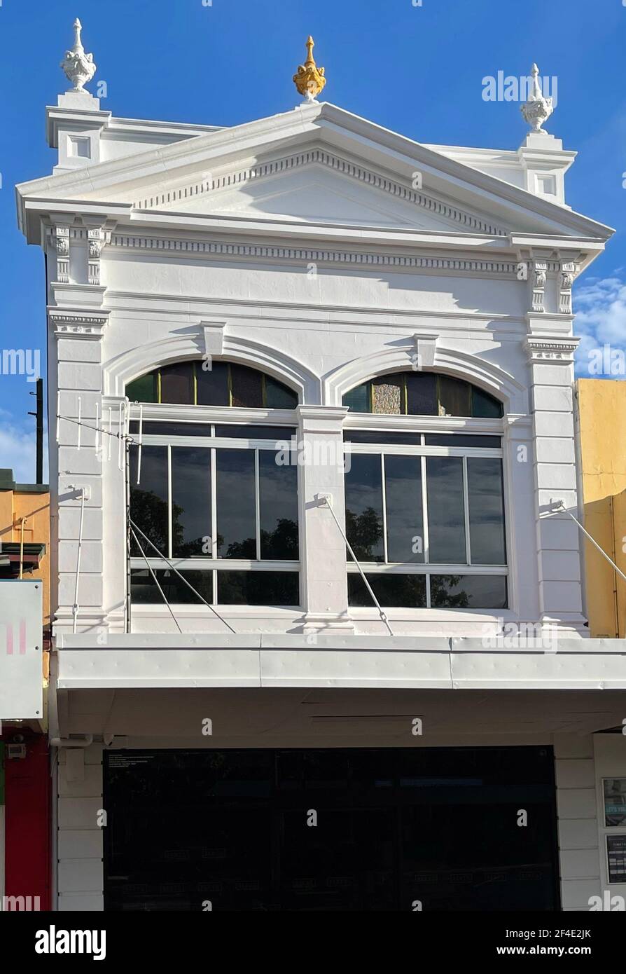 Fachada del edificio histórico en la calle Bourbong en Bundaberg, Queensland, Australia Foto de stock