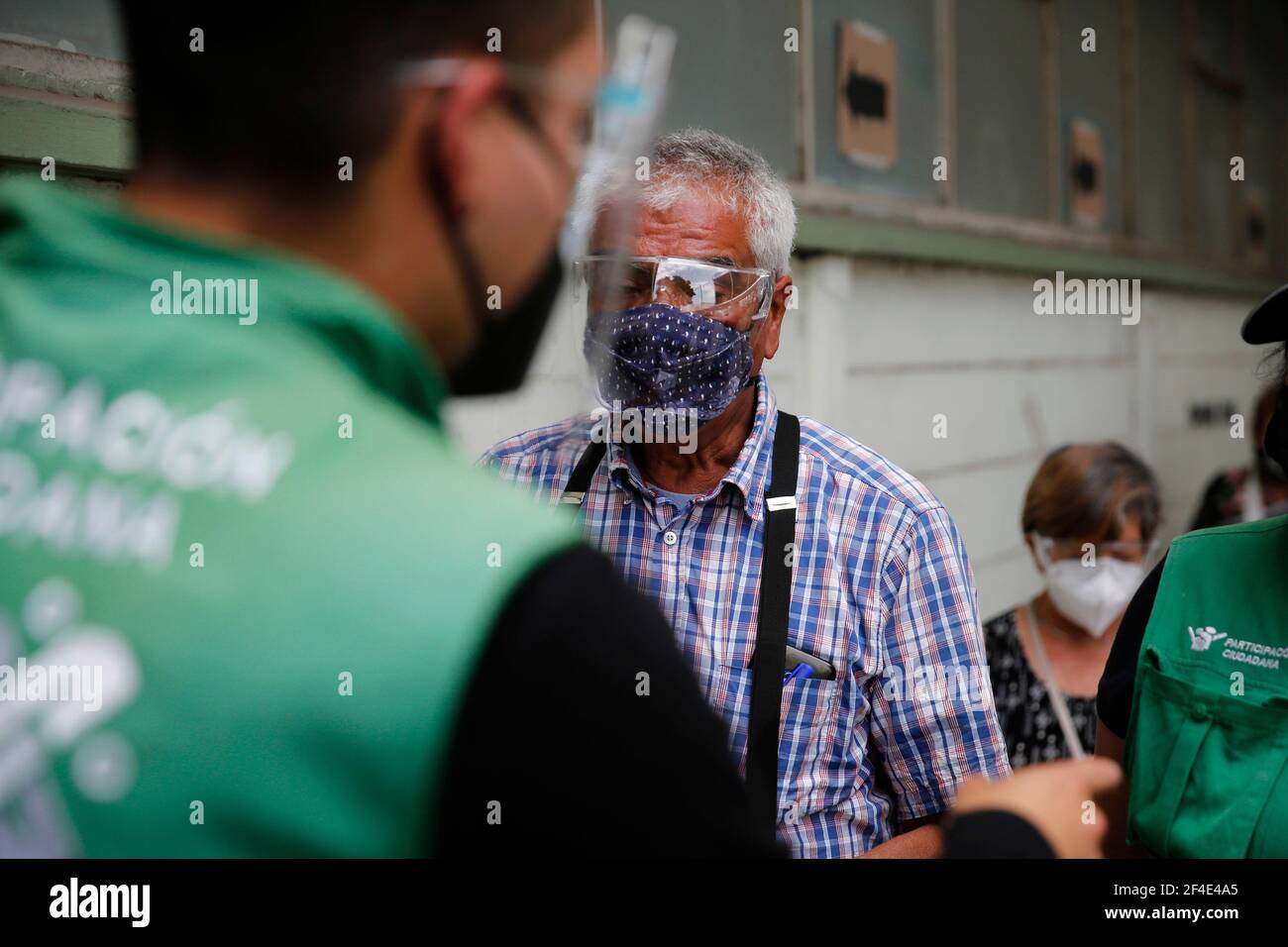 CIUDAD DE MÉXICO, MÉXICO - MARZO 18: Un anciano, durante el registro para poder recibir una dosis de la vacuna Covid-19, durante un programa de vacunación para personas mayores de 60 años, para inmunizar contra el SARS COV-2 que causa la enfermedad de Covid-19. El 18 de marzo de 2021 en la Ciudad de México, México CRÉDITO: Angel Morales Rizo/Grupo Eyepix/el acceso fotográfico Foto de stock