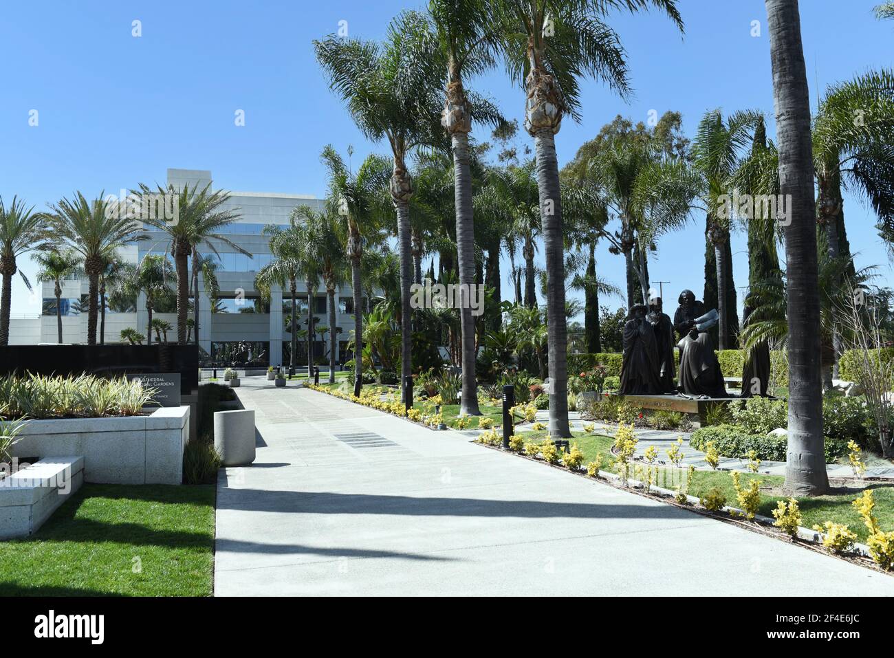 GARDEN GROVE, CALIFORNIA - 20 MAR 2021: Camino que pasa por el Memorial Garden hasta el edificio de la Academia de la Catedral de Cristo. Foto de stock