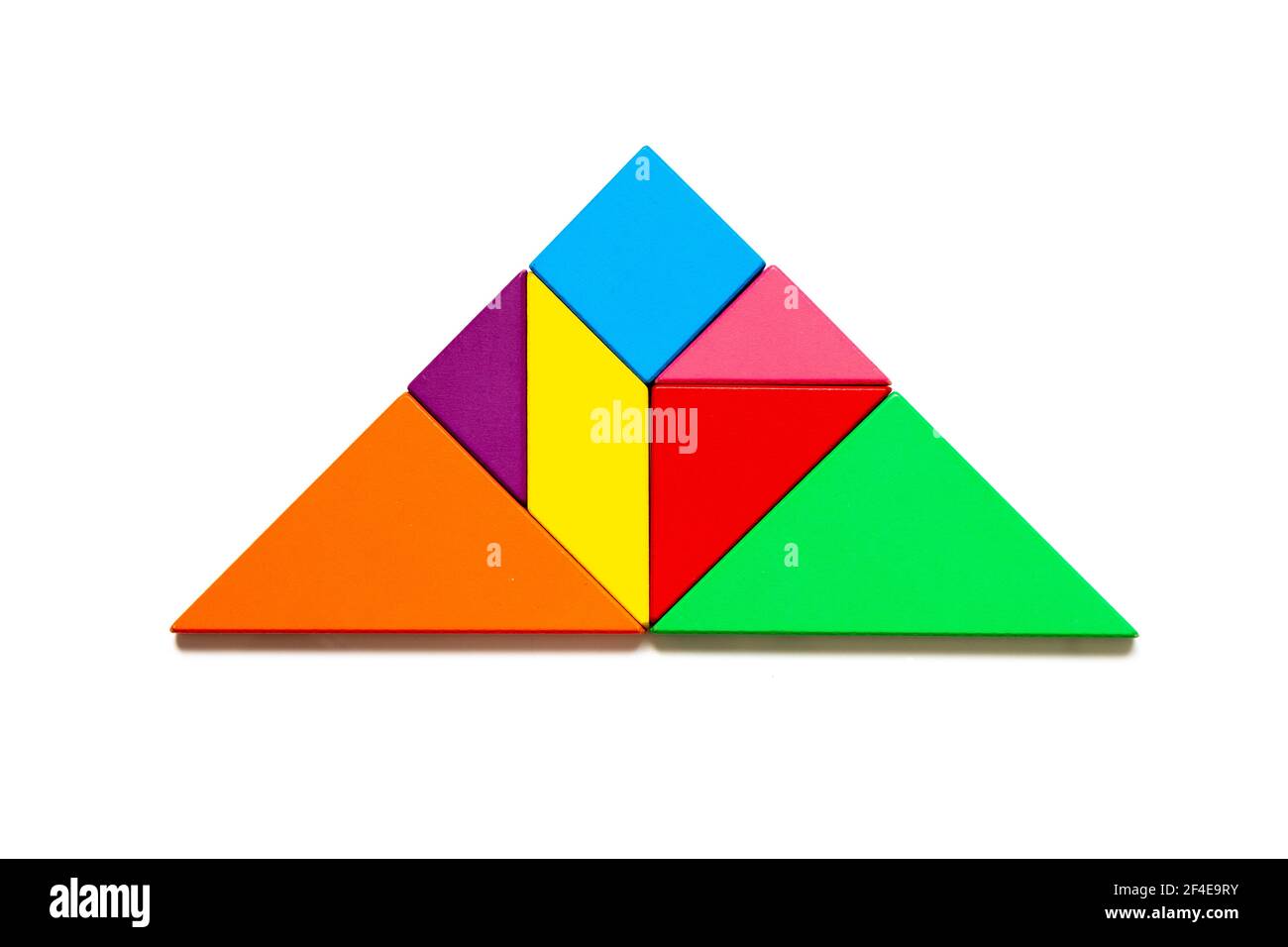 Rompecabezas de color tangram en forma de triángulo sobre fondo blanco  Fotografía de stock - Alamy