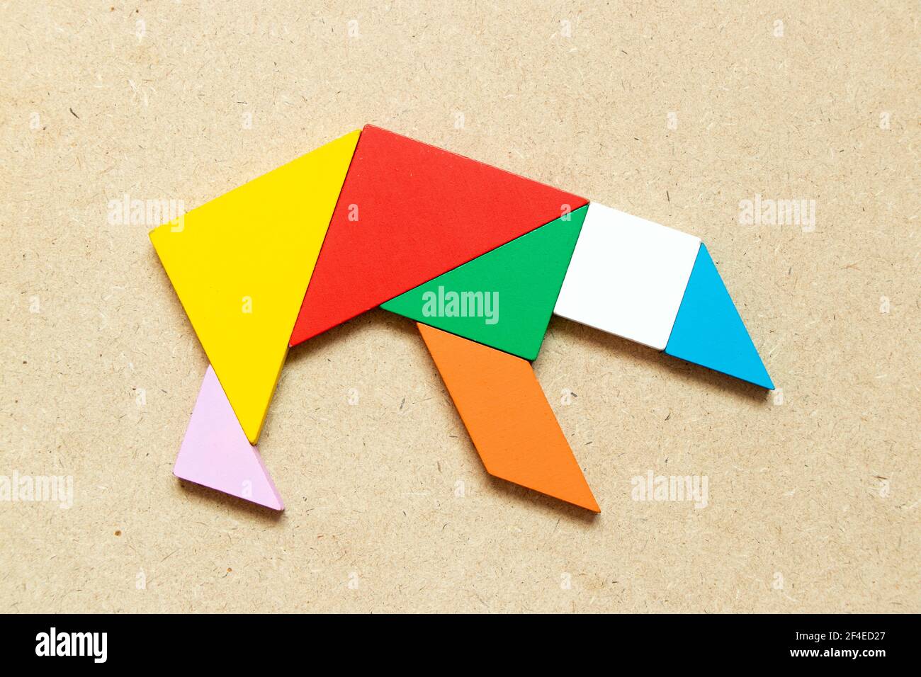 Color tangram rompecabezas en forma de oso sobre fondo de madera Fotografía  de stock - Alamy