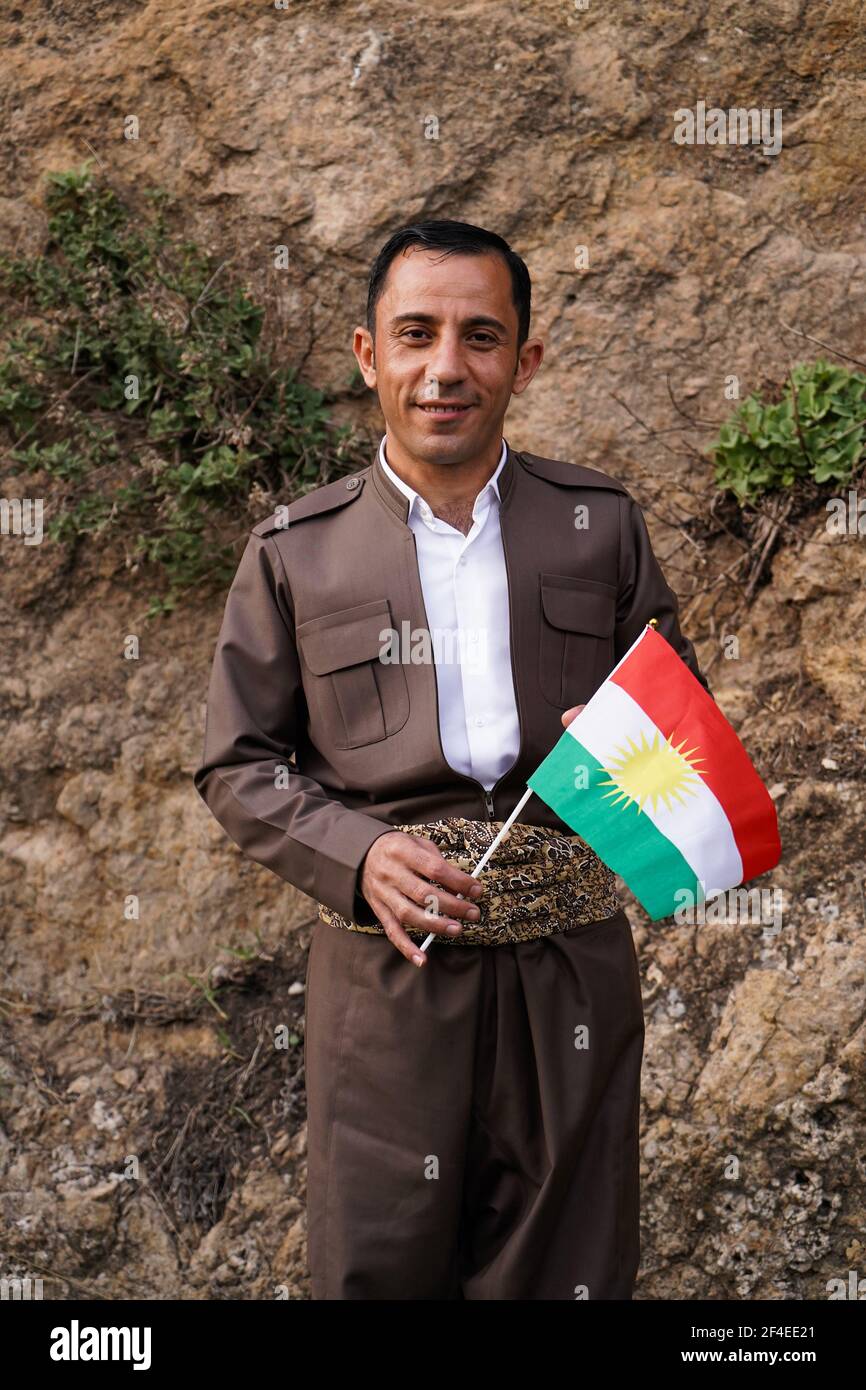 Un hombre vestido con ropa kurda posan para hacer fotos durante la  celebración del Nowruz.la ciudad de Akre en la gobernación de Duhok celebró  el Nowruz (El año Nuevo Persa o el