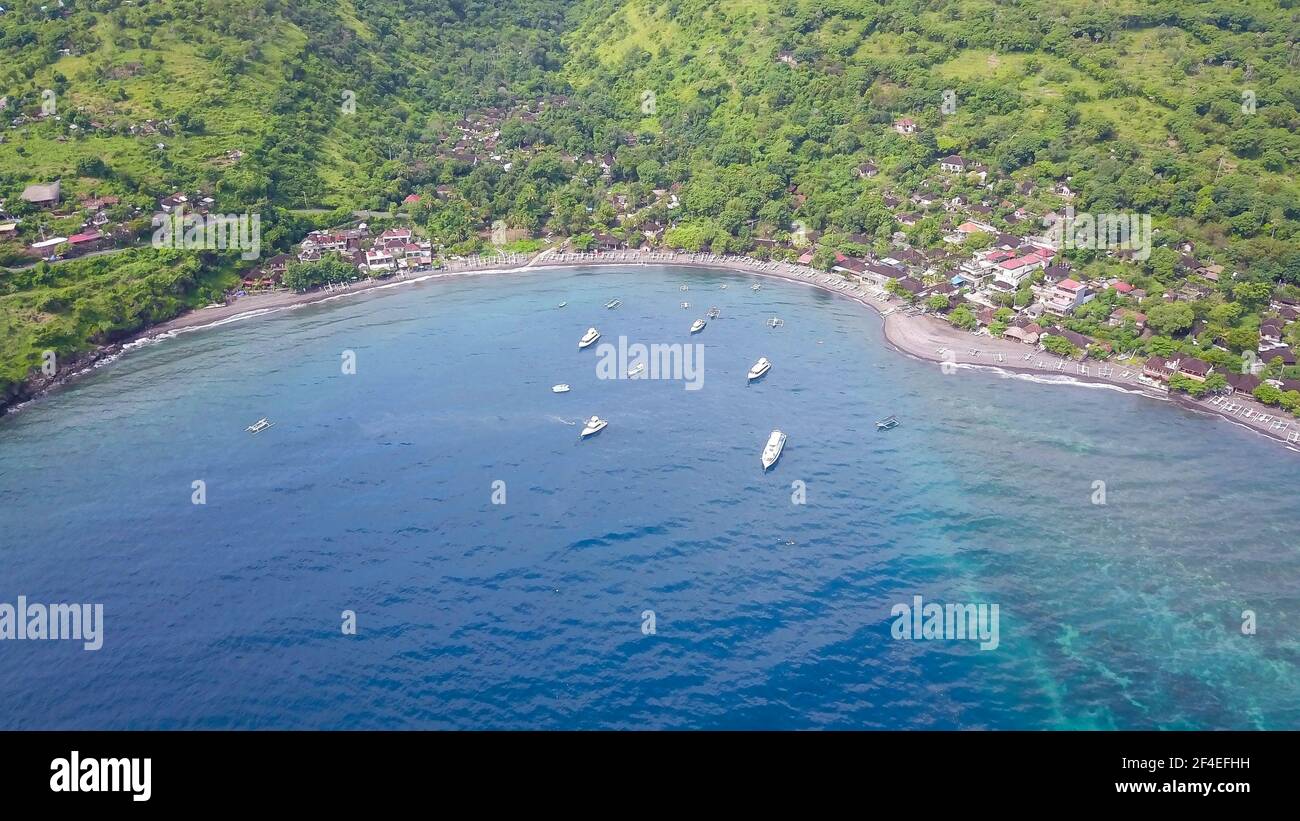 Vista aérea desde el mar a la bahía de Jemeluk. Amed se está convirtiendo rápidamente en un destino turístico popular en Bali, Indonesia. Es un hogar de excelente Foto de stock